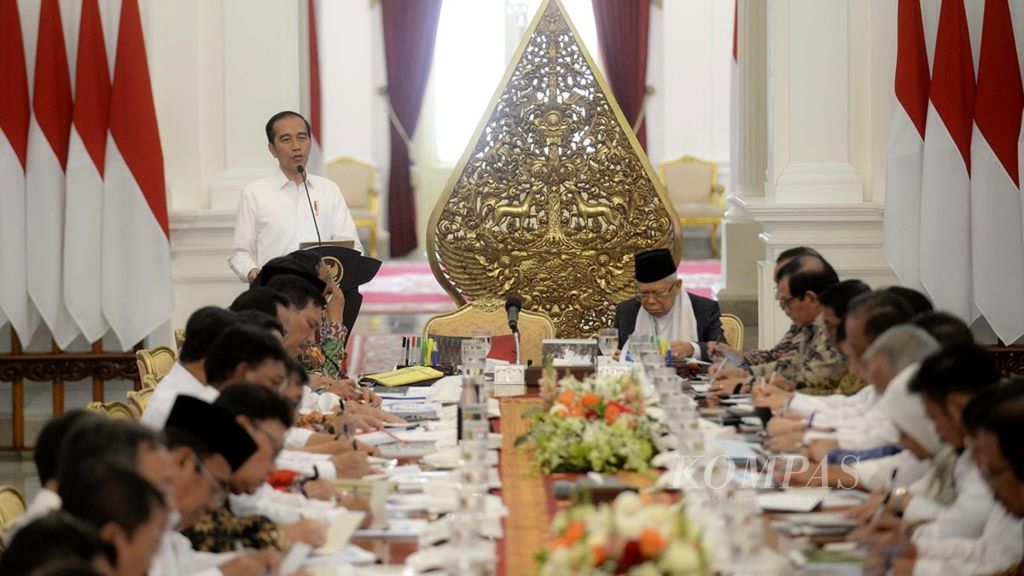 Satu hari setelah dilantik, para menteri di Kabinet Indonesia Maju langsung mengikuti Sidang Kabinet Paripurna yang dipimpin Presiden Joko Widodo bersama Wakil Presiden Ma’ruf Amin di Istana Merdeka, Jakarta, Kamis (24/10/2019).