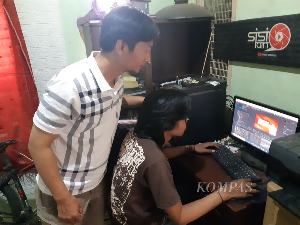 Aktivitas pembuatan video untuk kampanye digital untuk salah satu caleg di Komplek Batujajar Regency.