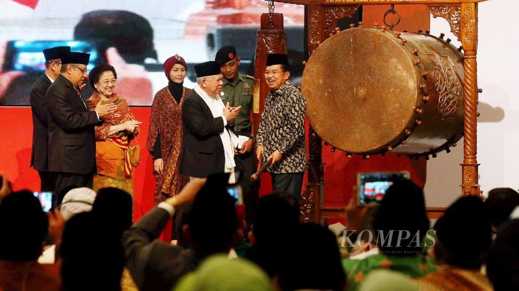 Wakil Presiden Jusuf Kalla, Rais Aam Syuriah PBNU KH Maruf Amin, Presiden ke-5 Megawati Soekarnoputri, Ketua PB Nahdlatul Ulama (PBNU) KH Said Aqil Siroj (dari kanan ke kiri) dalam acara pembukaan Pertemuan Tingkat Internasional Pemimpin Islam Moderat di Jakarta, Senin (9/5/2016). Acara yang mempertemukan ulama-ulama dari sejumlah negara itu diharapkan dapat berperan untuk menyelesaikan konflik antarnegara Islam dan mengembalikan wajah Islam yang penuh kedamaian. 