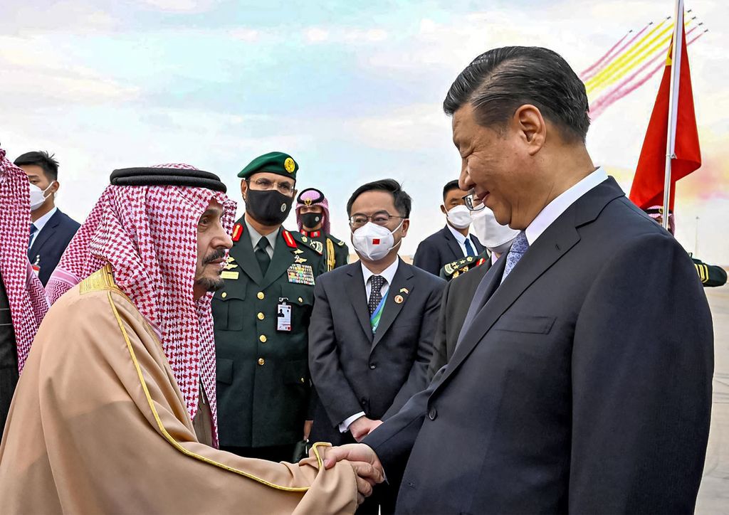 Presiden China Xi Jinping disambut Gubernur RIyadh Pangeran Faisal bin Bandar Al Saud setibanya di Bandara Internasional Raja Khalid di Riyadh, Arab Saudi, Rabu (7/12/2022) (Photo by SPA / AFP)