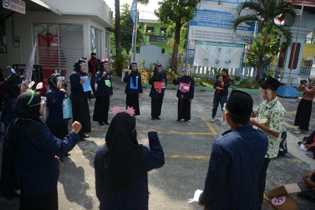 Mahasiswa baru melakukan yel-yel saat mengikuti kegiatan orientasi pengenalan lingkungan kampus di Universitas Islam Batik (Uniba), Surakarta, Jawa Tengah, Jumat (25/9/2020). 