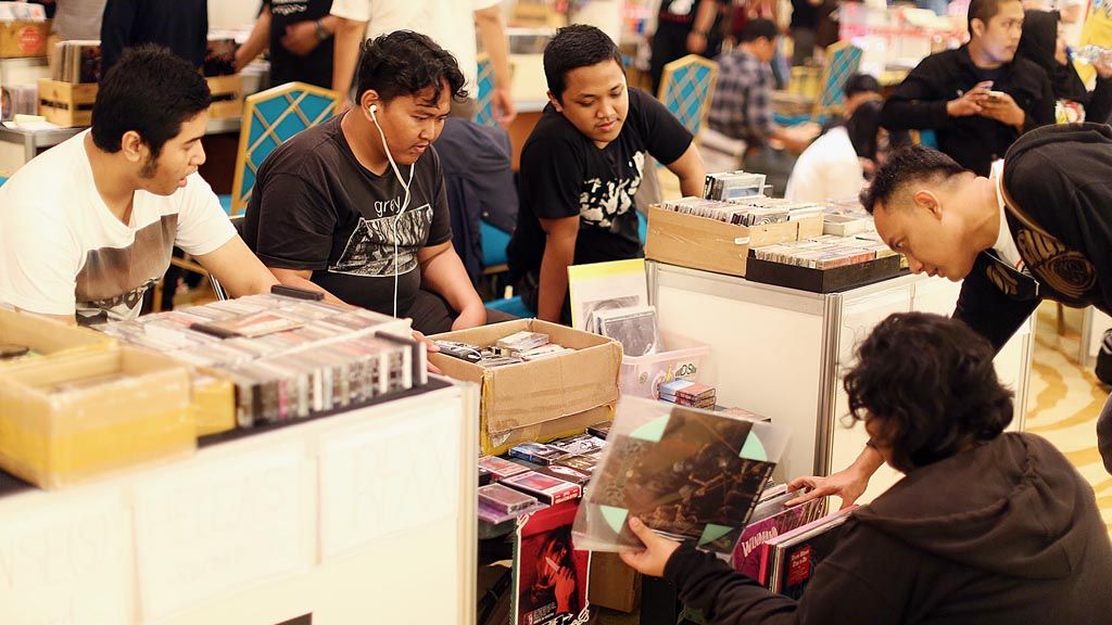 Pengunjung memilih kaset, CD, dan piringan hitam yang dijual di acara Record Store Day di Mal Kuningan City, Jakarta, Jumat (21/4). 