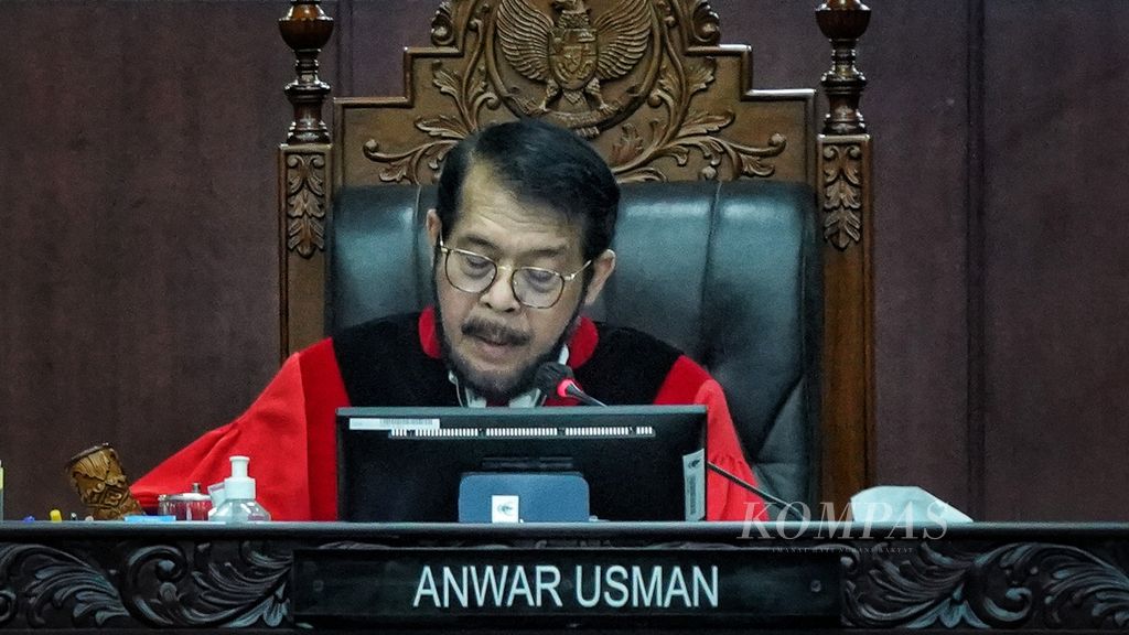 Ketua Mahkamah Konstitusi Anwar Usman saat membacakan putusan dalam sidang putusan uji materiil Pasal 169 huruf q UU Pemilu terkait batas usia minimal calon presiden (capres) dan calon wakil presiden (cawapres) di Mahkamah Konstitusi, Jakarta, Senin (16/10/2023). 