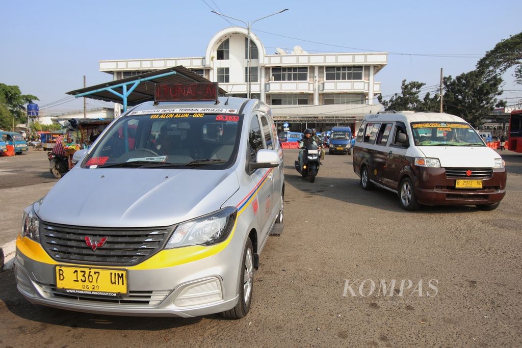 Mikrotrans Depok menunggu penumpang di Terminal Margonda, Kota Depok, Jawa Barat, Selasa (23/7/2024). 