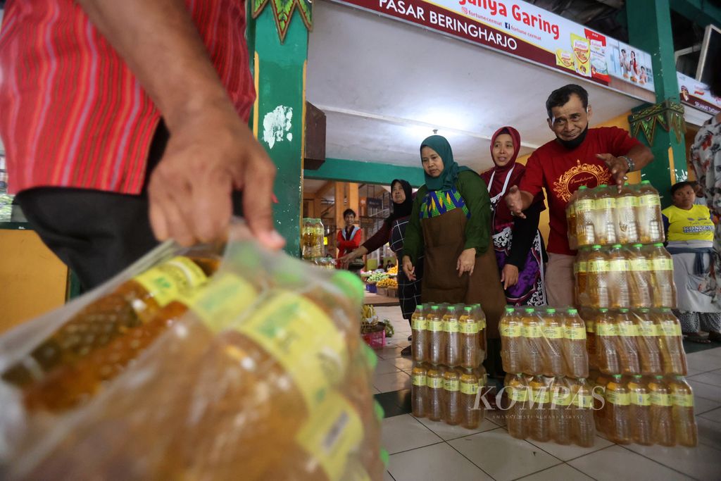 Pedagang mengulak minyak goreng kemasan merek Minyakita yang didistribusikan di Pasar Beringharjo, Yogyakarta, Kamis (16/2/2023). Pedagang pasar bisa membelinya dengan harga Rp 12.600 per liter dan harus menjualnya ke konsumen sesuai dengan harga eceran tertinggi yang ditetapkan pemerintah, yakni Rp 14.000 per liter.