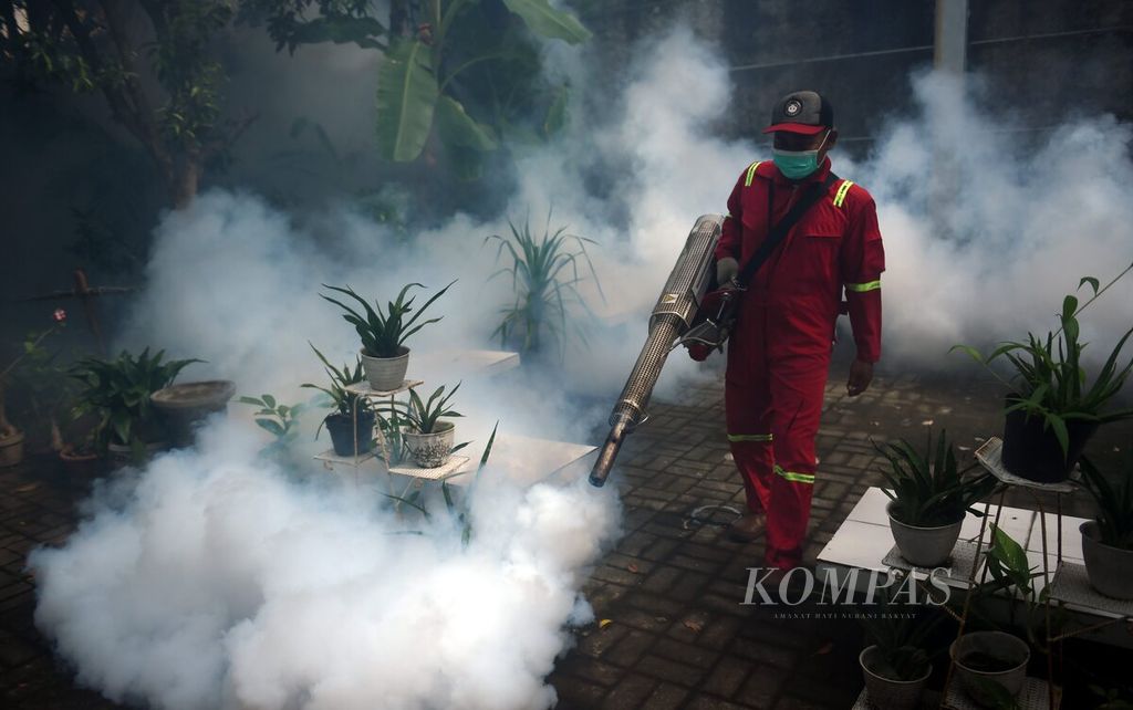 Bagian taman di Sekolah Pembangunan Jaya 2 Sidoarjo, Jawa Timur, di-<i>fogging </i>pada Sabtu (16/3/2024). <i>Fogging</i> sebagai pencegahan di tengah meningkatnya demam berdarah dengue dilakukan petugas dari Puskesmas Gedangan.  