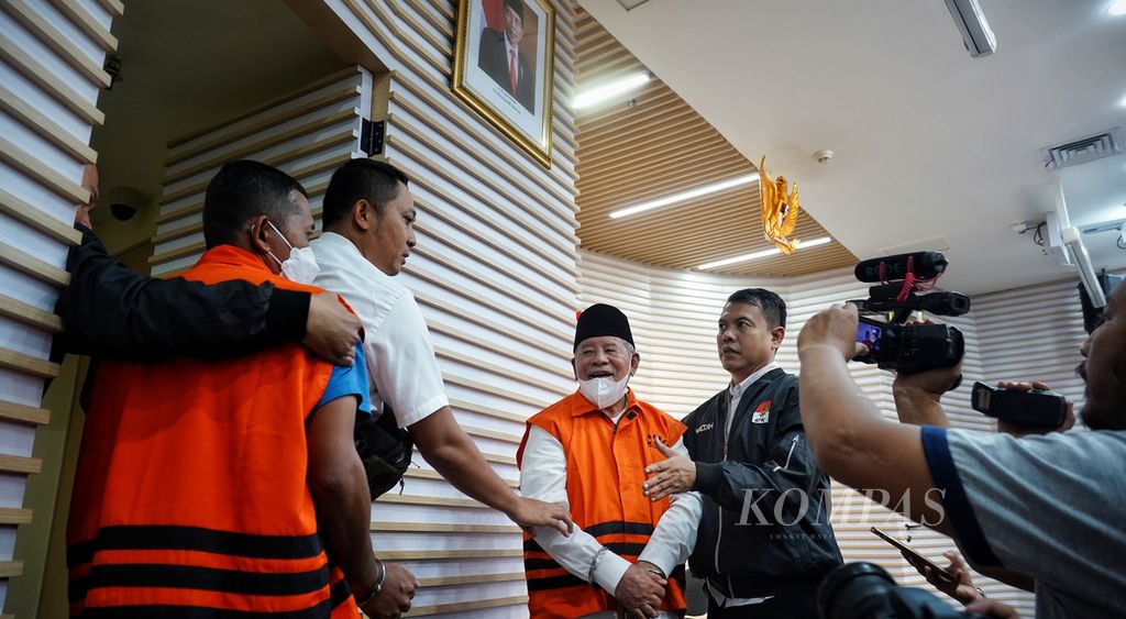 Gubernur Maluku Utara Abdul Ghani Kasuba yang tertangkap operasi tangkap tangan (OTT) oleh Komisi Pemberantasan Korupsi (KPK) seusai dihadirkan dalam ekspos di Gedung KPK, Jakarta, Rabu (20/12/2023). 