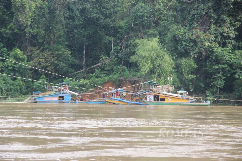 Aktivitas pertambangan emas di Sungai Kapuas, Kabupaten Kapuas Hulu, Kalimantan Barat.