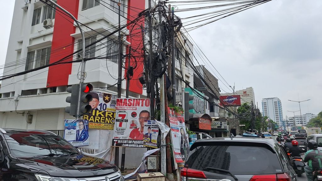 Kabel di ruas jalan Jakarta, Kamis (4/1/2024). Kabel semrawut itu dapat membahayakan keamanan dan keselamatan pengguna jalan.