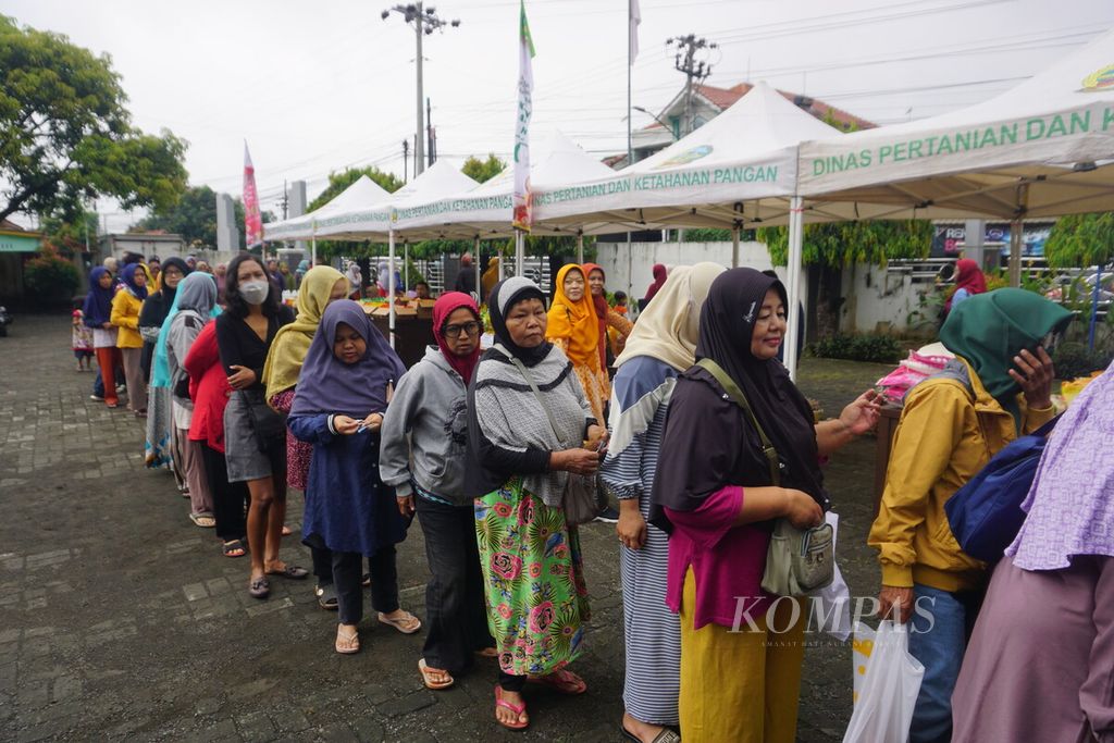Warga mengantre untuk mendapatkan beras murah di Kelurahan Teluk, Kecamatan Purwokerto Selatan, Kabupaten Banyumas, Jawa Tengah, Jumat (15/3/2024).
