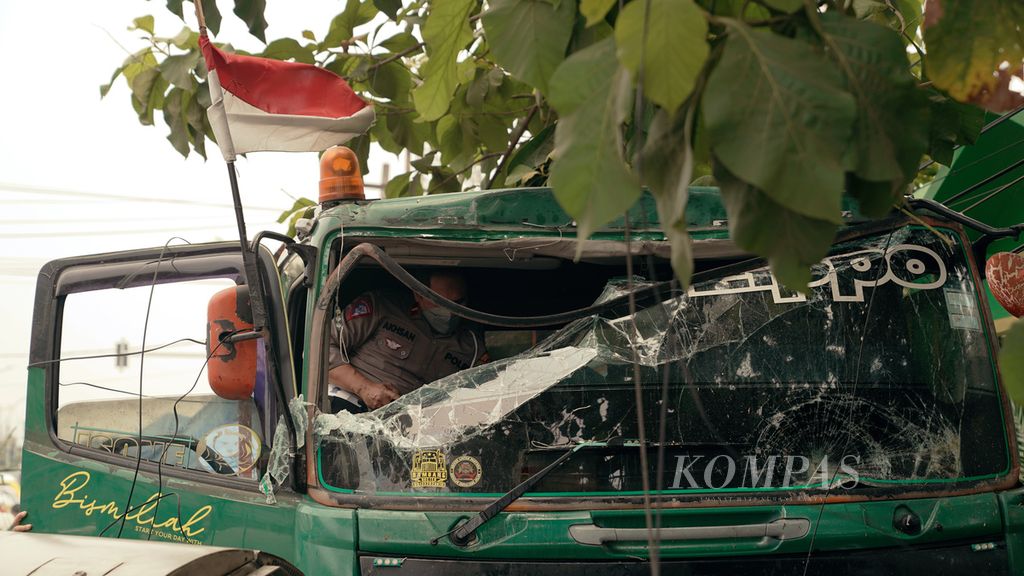 Polisi mengamati tempat duduk sopir dalam kecelakaan truk tronton yang menabrak halte dan menara telekomunikasi di depan SDN Kota Baru II dan III, Jalan Sultan Agung Km 28,5, Bekasi Barat, Kota Bekasi, Jawa Barat, Rabu (31/8/2022). 