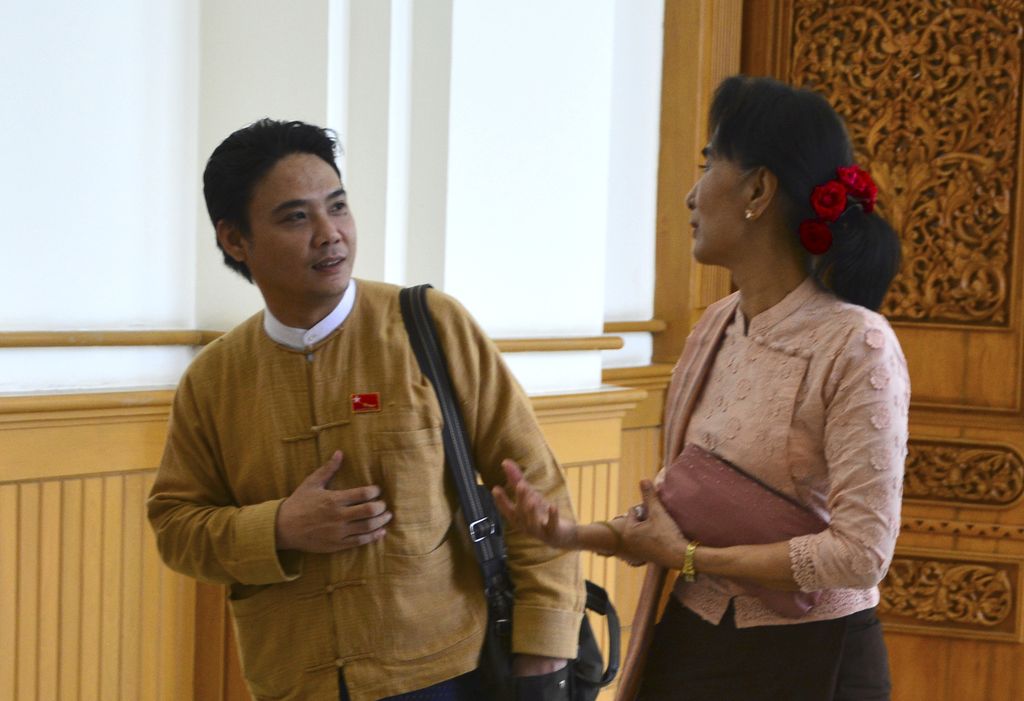 Arsip foto memperlihatkan anggota DPR Myanmar, Phyo Zeya Thaw (kiri), berbicara dengan Pemimpin Myanmar Aung San Suu Kyi saat meninggalkan gedung parlemen di Naypyidaw, 9 April 2015. 