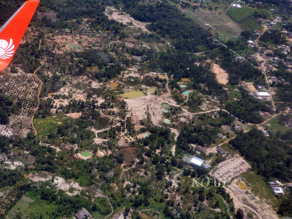 The environmental damage caused by irresponsible tin mining practices around the city of Pangkal Pinang, Bangka Island, Bangka Belitung Province, was reported on Saturday (27/4/2024).