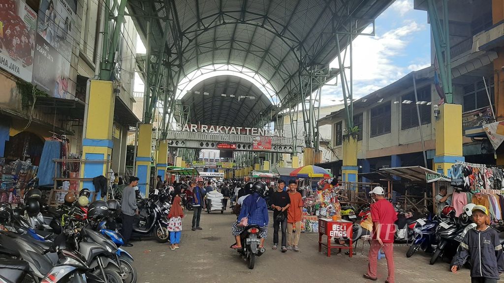 Aktivitas di Pasar Tengah, Kota Pontianak, Kalimantan Barat, perlahan normal seiring libur Idul Fitri yang akan berakhir, Senin (15/4/2024).