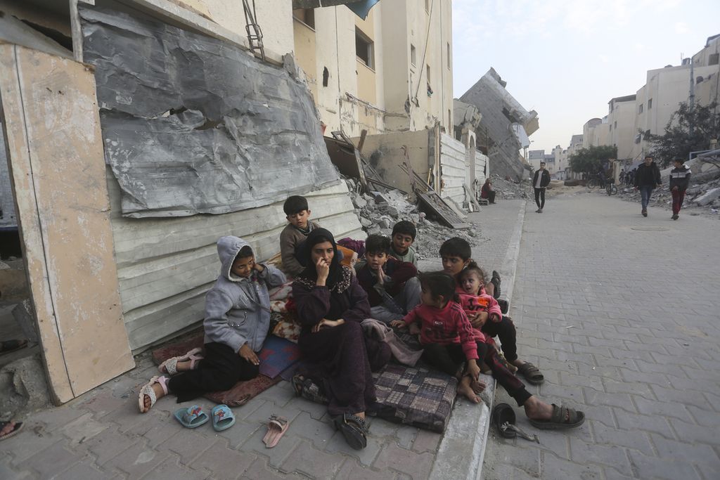 Warga Palestina mengungsi dari rumah karena pengeboman Israel, Rabu (27/12/2023). 