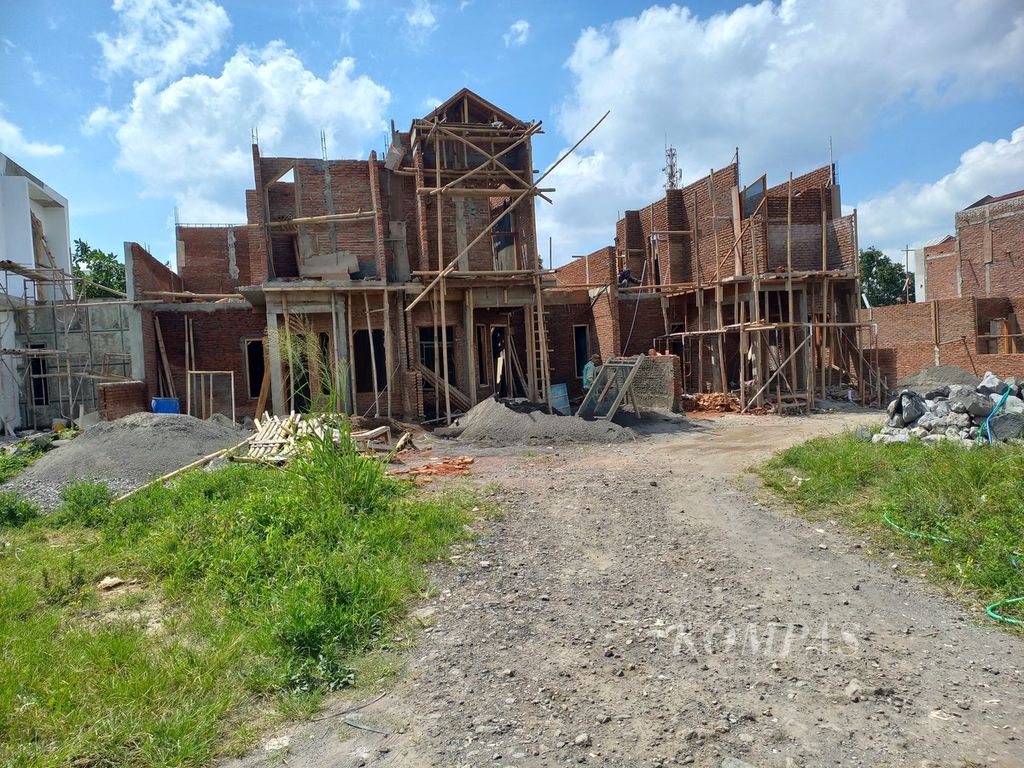 Sejumlah pekerja menyelesaikan pembangunan di lokasi proyek Ambarrukmo Green Hills di wilayah Nologaten, Desa Caturtunggal, Kecamatan Depok, Kabupaten Sleman, Daerah Istimewa Yogyakarta, Rabu (14/9/2022). 