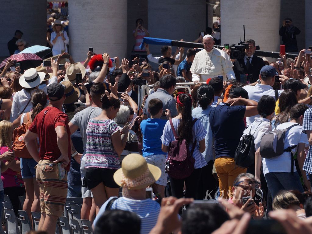 Paus Fransiskus menyapa dan memberkati umat setelah perayaan Ekaristi memperingati Santo Petrus dan Paulus di Lapangan Basilika Santo Petrus, Vatikan, Roma, Jumat (29/6/2018).