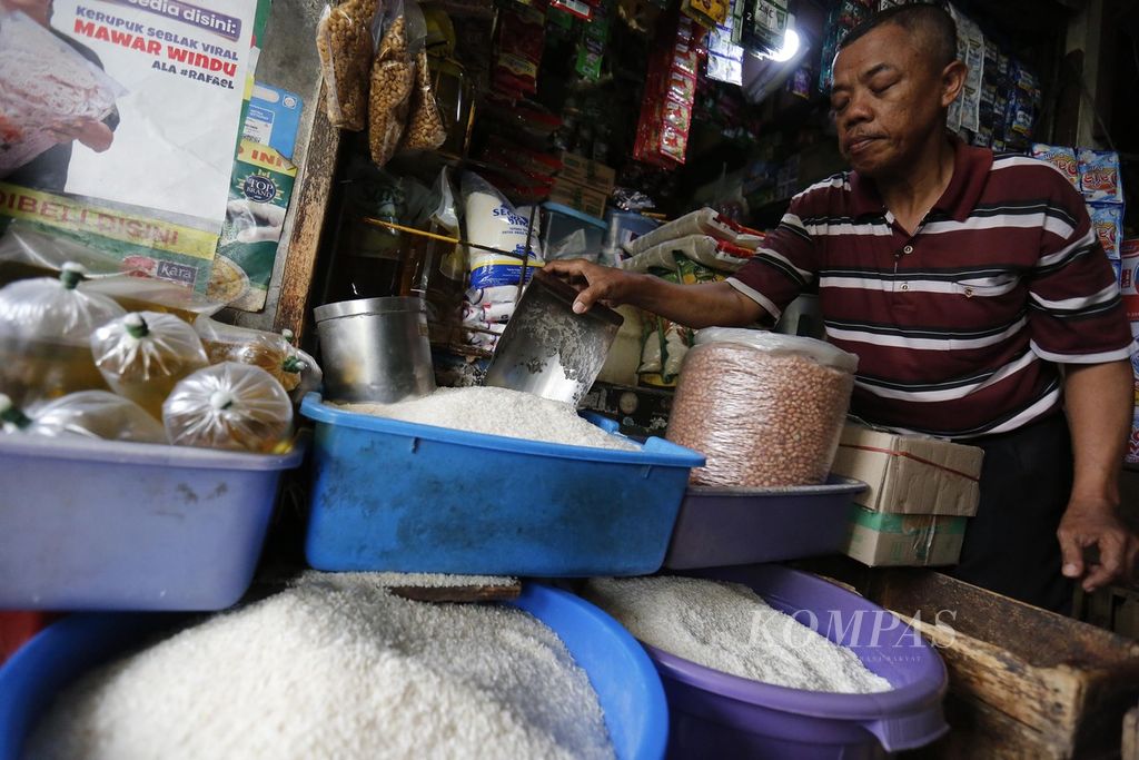 Wariyanto yang sudah sejak 1997 berjualan bahan pangan di Pasar Mede, Cilandak, Jakarta, sedang menunggu pembeli, Senin (14/8/2023). Wariyanto mengeluhkan semakin sepinya pelanggannya berbelanja seiring dengan naiknya harga bahan pangan seperti beras dan gula pasir.