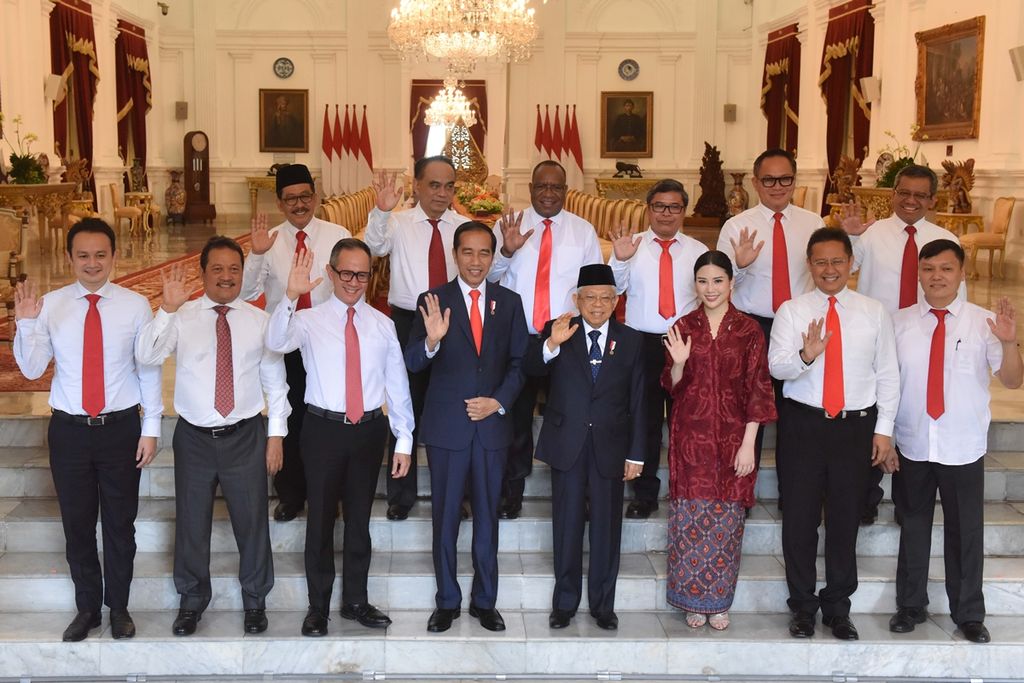 Presiden Joko Widodo didampingi Wakil Presiden Ma'ruf Amin berfoto bersama para calon wakil menteri pada Kabinet Indonesia Maju sebelum mengikuti upacara pelantikan di Istana Merdeka, Jakarta, Jumat (25/10/2019). 