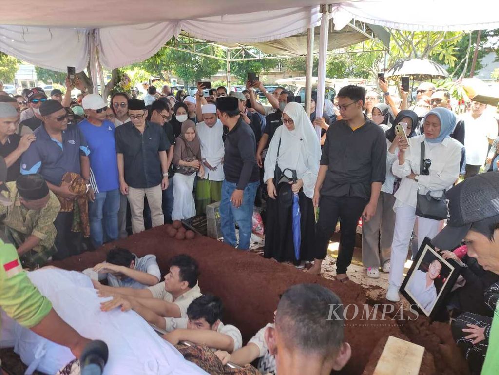 Donny Kesuma dikebumikan di TPU Tanah Kusir, Jakarta, Rabu (20/3/2024).