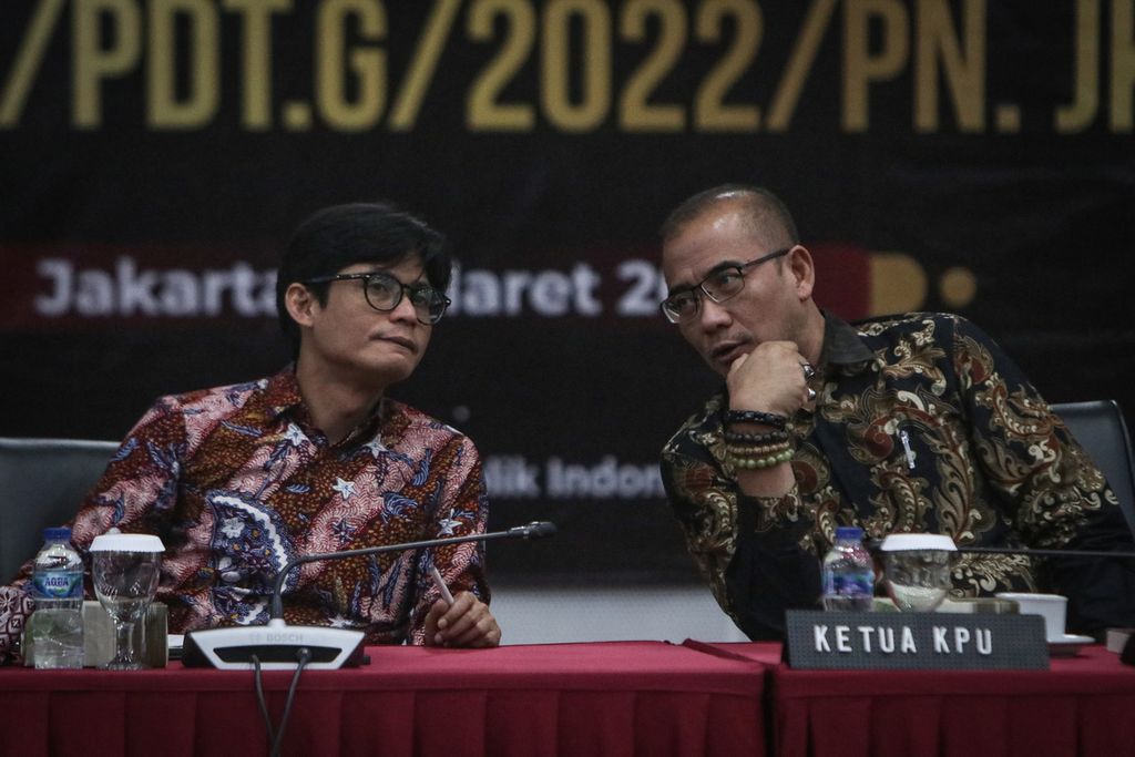 Anggota KPU, August Mellaz (kiri), berbincang dengan Ketua KPU Hasyim Asy'ari (kanan) di Kantor KPU, Jakarta, Kamis (9/3/2023). 