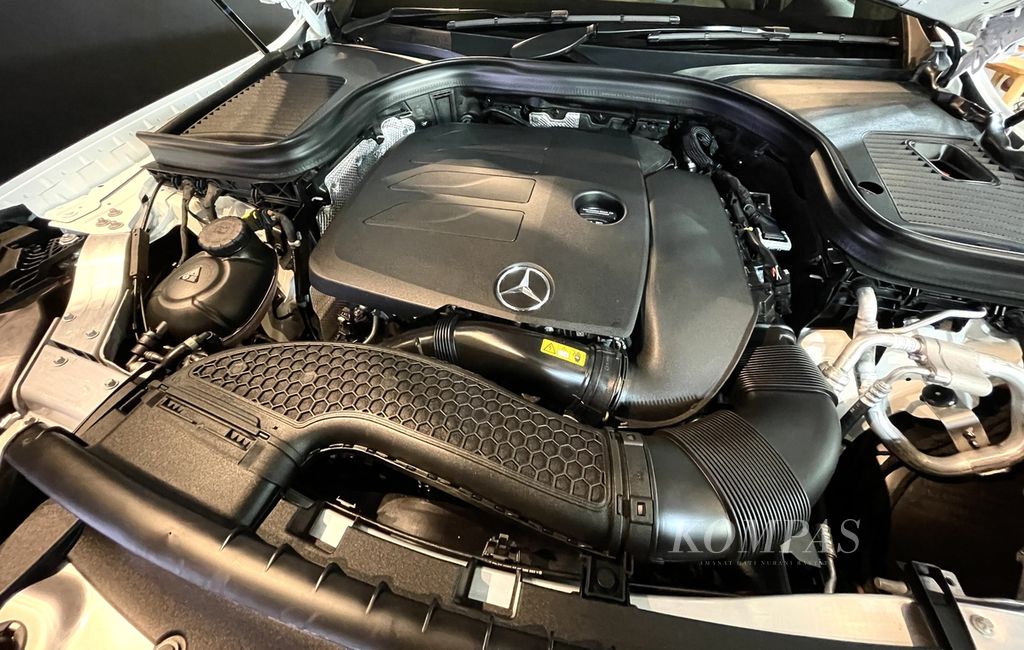 Mercedes-Benz GLC 200 AMG Line Night Edition menggunakan mesin berkapasitas 1.991 cc dengan turbo. Tenaga maksimal yang dihasilkan mencapai 197 hp, dengan torsi puncak 320 Nm.