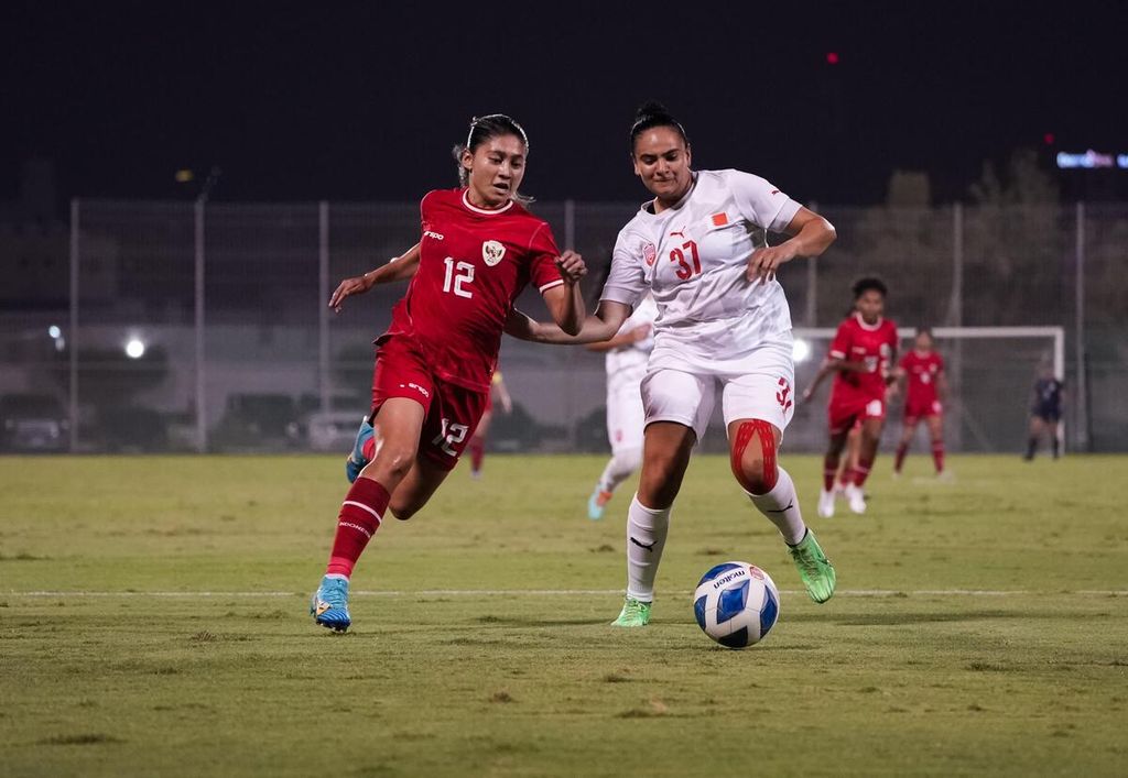 Penyerang timnas putri Indonesia, Zahra Muzdalifah (kiri), berusaha merebut bola dalam laga uji coba internasional melawan Bahrain di di Stadion Ahli Club, Manamah, 11 Juni 2024. Zahra mencetak satu gol dalam kemenangan 3-0 tersebut.