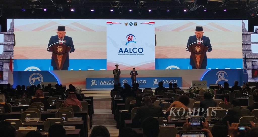Wakil Presiden Ma’ruf Amin memberikan sambutan dalam pembukaan Sesi Tahunan Ke-61 Organisasi Konsultasi Hukum Asia Afrika (AALCO) di Bali Nusa Dua Convention Center, Nusa Dua, Badung, Senin (16/10/2023).