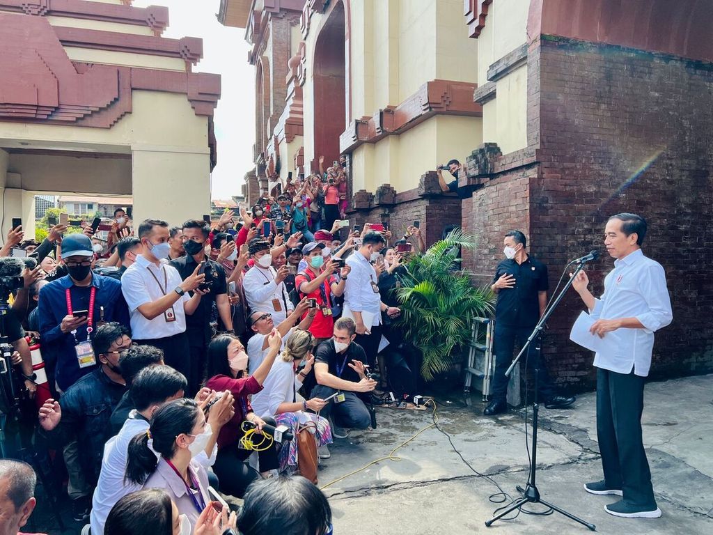 Seusai melakukan kunjungan di Pasar Badung, Kamis (17/11/2022), Presiden Joko Widodo memberikan keterangan pers kepada awak media. Pada kesempatan tersebut, Presiden Jokowi mengapresiasi keikutsertaan jurnalis dalam Konferensi Tingkat Tinggi G20 di Bali.