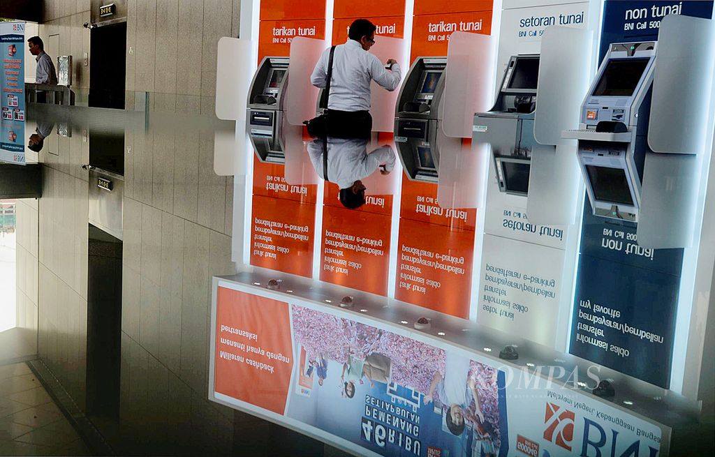 Nasabah melakukan transaksi perbankan di anjungan tunai mandiri di Bank BNI Pusat di Jakarta, Rabu (2/4/2014). 