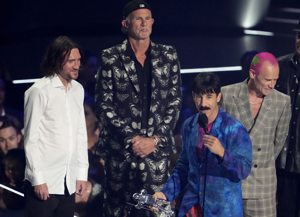 Anthony Kiedis, vokalis Red Hot Chili Peppers, menerima penghargaan MTV Video Music Awards pada kategori Best Rock untuk lagu "Black Summer" di Prudential Center, Newark, New Jersey, AS, Minggu (28/8/2022). Anggota band lainnya (dari kiri) adalah John Frusciante, Chad Smith, dan Flea. 