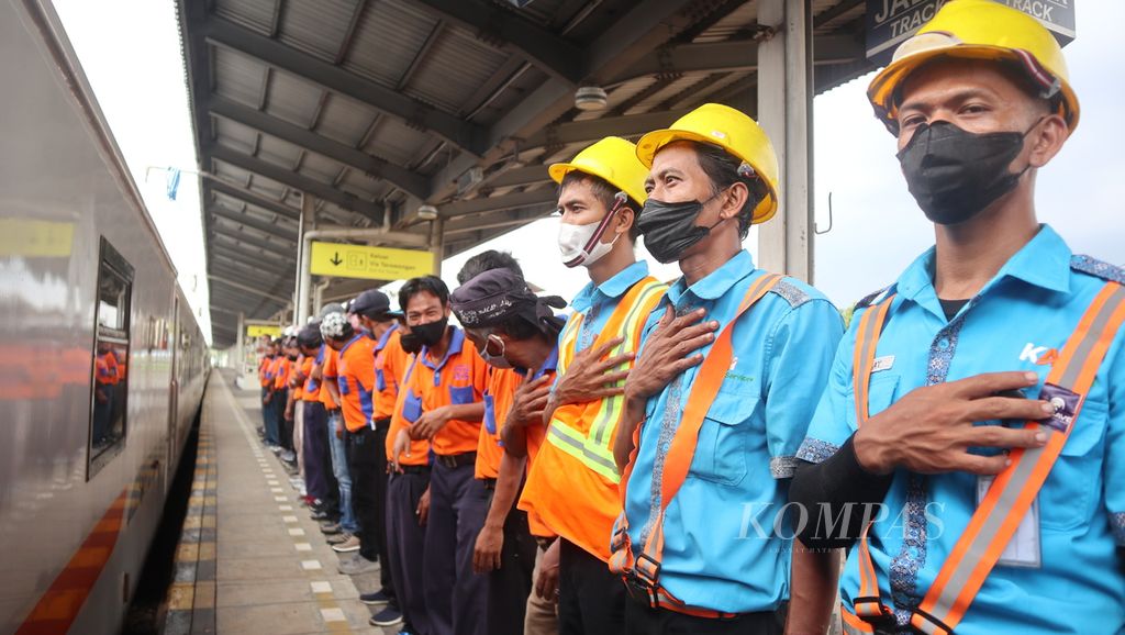 Sejumlah petugas dan porter bersiap memberikan salam hormat bagi penumpang kereta di Stasiun Cirebon, Kota Cirebon, Jawa Barat, Selasa (7/3/2023) siang. Salam hormat merupakan ucapan terima kasih kepada penumpang yang menggunakan kereta api.