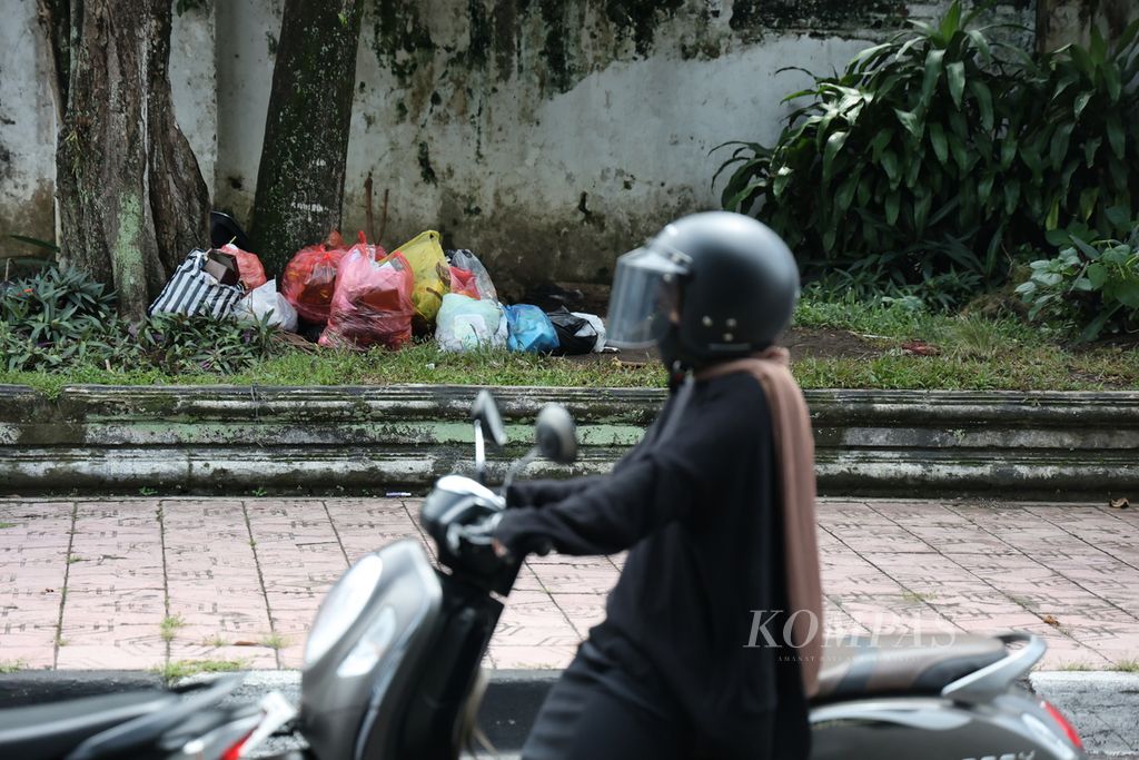 Sampah tampak menumpuk di dekat Perempatan Tamansari, Yogyakarta, 22 April 2024.