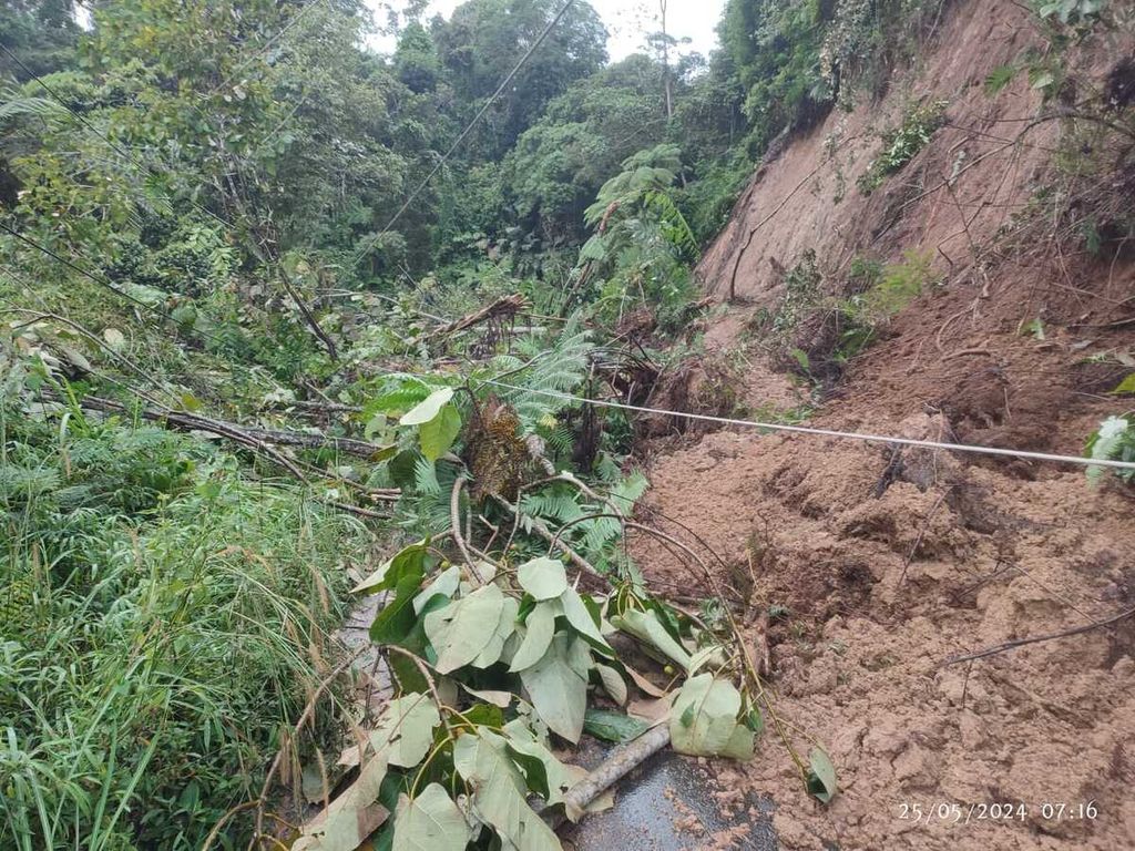 Kondisi daerah yang terkena bencana longsor di Kabupaten Tanggamus, Lampung, pada Minggu (26/5/2024). 