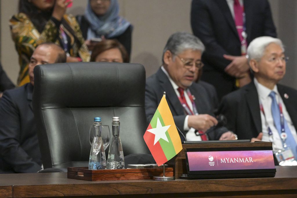 Kursi untuk Myanmar terlihat kosong saat berlangsung KTT ASEAN-Jepang di Jakarta, Rabu (6/9/2023). 