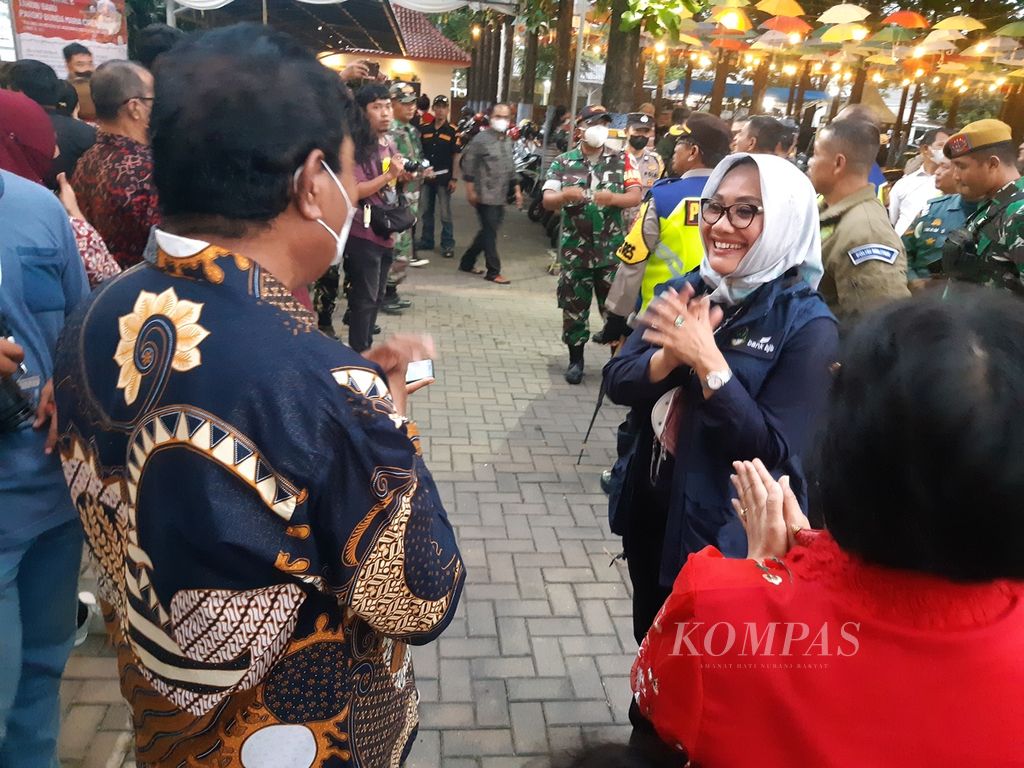 Wakil Wali Kota Cirebon Eti Herawati (mengenakan jilbab) menyapa warga di Gereja Paroki Bunda Maria, Kota Cirebon, Jawa Barat, Sabtu (24/12/2022). 