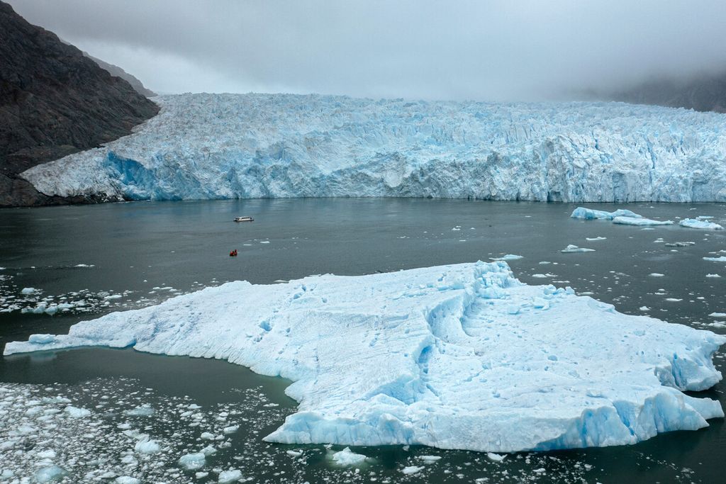 Pemandangan Gletser San Rafael di wilayah Aysen, Chili selatan, Minggu (13/2/2022). Mencairnya gletser adalah fenomena alam yang dipercepat oleh perubahan iklim secara signifikan.