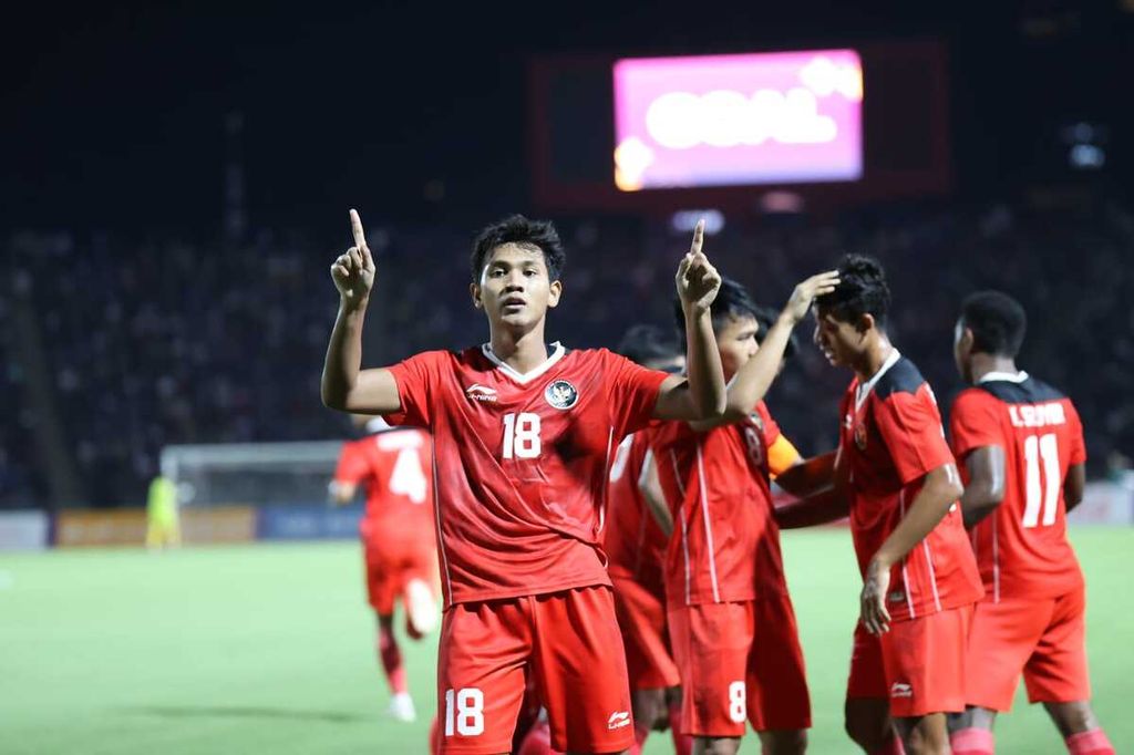 Para pemain Indonesia merayakan gol yang dicetak Titan Agung (depan) ke gawang Kamboja pada laga penyisihan Grup A sepak bola putra SEA Games Kamboja 2023 di Phnom Penh, Kamboja, Rabu (10/5/2023).