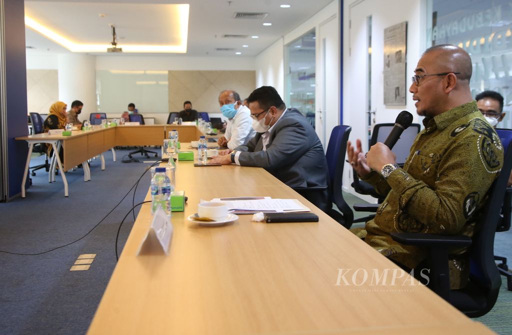  Member of the General Election Commission (KPU) for the 2017-2022 period Hasyim Asy'ári (right) with members of the Election Supervisory Body (Bawaslu) for the 2017-2022 period, Rahmat Bagja (second from right), and Deputy chairman of Commission II DPR, Saan Mustopa (three). from right) as a speaker at the Kompas XYZ Forum at the Kompas Editor, Jakarta, Tuesday (1/3/2022).