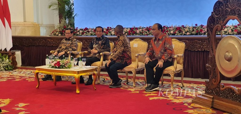Ketua Umum PWI Atal S Depari berbincang dengan Presiden Joko Widodo di sela-sela pembukaan Kongres XXV PWI di Istana Negara, Jakarta, Senin (25/9/2023).