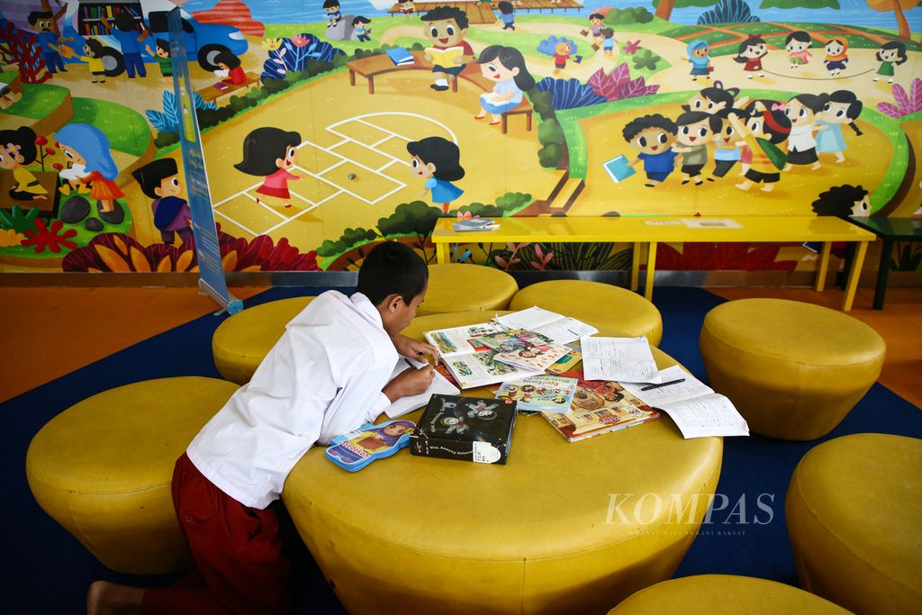 Siswa SD Muhammadiyah 11, Jakarta Timur, mengerjakan tugas sekolah dari buku bacaan koleksi Perpustakaan Nasional, di Jakarta, Selasa (18/2/2020). Kunjungan ke perpustakaan merupakan upaya edukasi untuk menumbuhkan minat baca bagi anak-anak di tengah ancaman penggunaan gawai secara berlebihan pada era teknologi seperti saat ini.