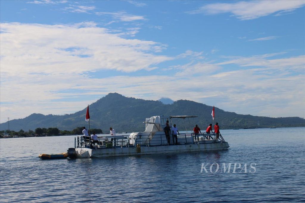 Kapal wisata tertentu memungkinkan penumpangnya menikmati keindahan laut di kawasan wisata Bunaken. Untuk itu, Presiden Joko Widodo menegaskan, pemeliharaan ekologi Bunaken adalah hal penting.