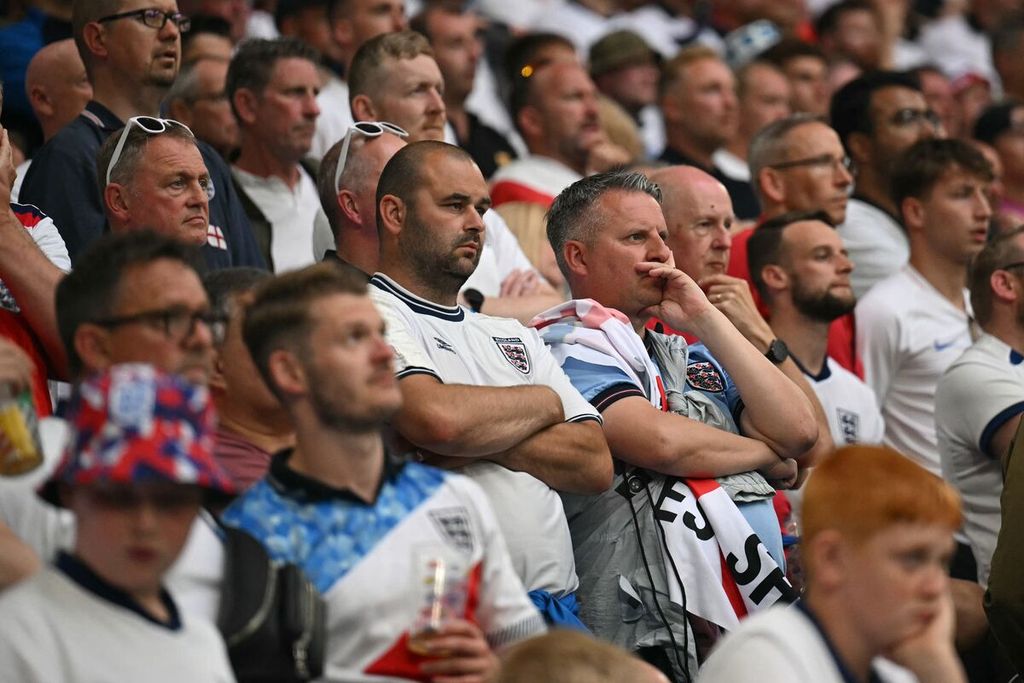 Pendukung Inggris menyaksikan laga babak 16 besar Piala Eropa 2024 antara Inggris dan Slowakia di Arena AufSchalke, Gelsenkirchen, Jerman, Minggu (30/6/2024). 