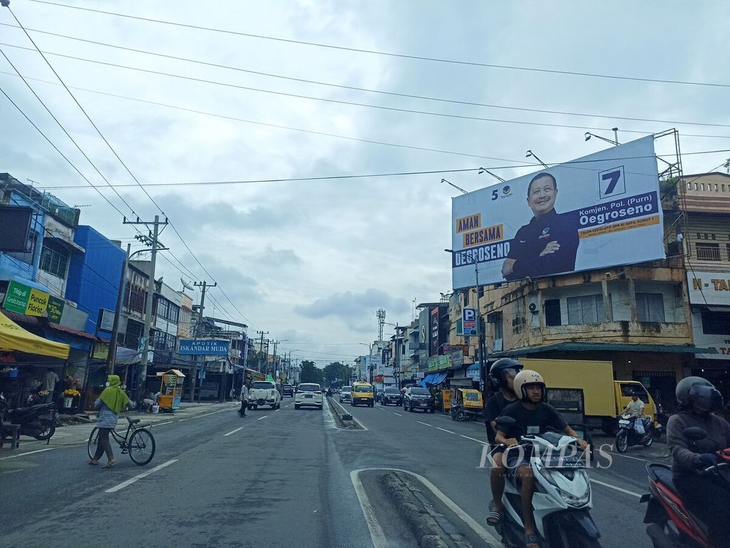 The atmosphere of the 2024 election campaign is reflected in the large billboards of the candidate for the Indonesian House of Representatives (DPR) appearing in the Sumatra Utara I electoral district in the city of Medan on Saturday (20/1/2024).
