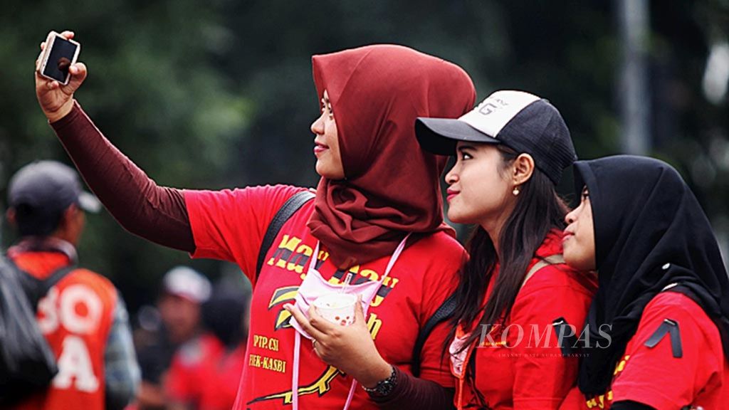 Para buruh yang tergabung dalam sejumlah aliansi menggelar aksi di depan Gedung Sate, Bandung, Jawa Barat, menuntut kenaikan upah, Selasa (21/11/2017). Saat itu para buruh menilai pemerintah belum mengakomodasi kepentingan buruh terkait upah dan mereka juga menuntut pencabutan PP Nomor 78 Tahun 2015 tentang pengupahan.