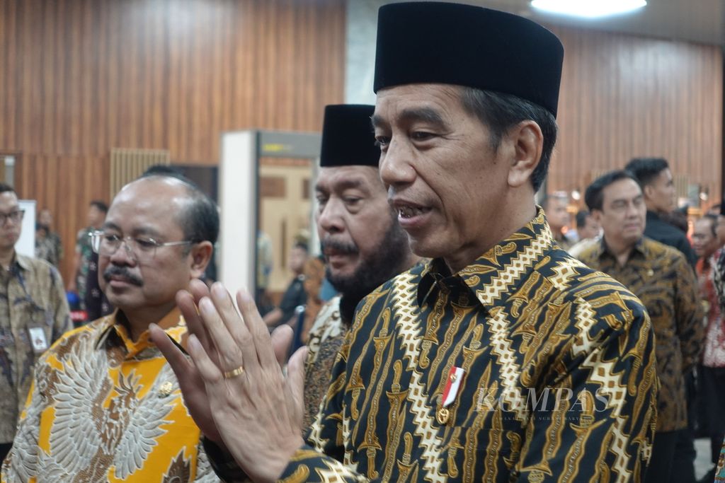 Presiden Joko Widodo menjawab pertanyaan awak media seusai peringatan Hari Konstitusi dan Hari Ulang Tahun Ke-78 MPR di Gedung Nusantara IV, Senayan, Jakarta, Jumat (18/8/2023).