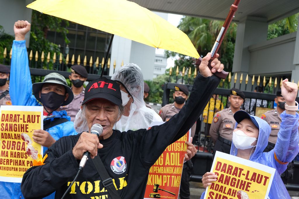 Warga melakukan aksi penolakan tambang emas di Pulau Sangihe di depan Gedung Mahkamah Agung, Jakarta Pusat, Kamis (17/11/2022). 