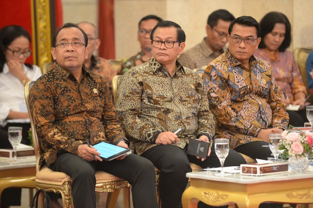 (dari kiri ke kanan) Menteri Sekretaris Negara Pratikno, Sekretaris Kabinet Pramono Anung, dan Kepala Staf Kepresidenan Moeldoko menghadiri rapat kabinet paripurna tentang evaluasi pelaksanaan Rencana Pembangunan Jangka Panjang Nasional (RPJMN)2014-2019 dan persiapan implementasi APBN 2020 di Istana Negara, Jakarta, Kamis (3/10/2019). Pada rapat kabinet paripurna Kabinet Kerja terakhir itu, Presiden mengucapkan terima kasih kepada para menteri Kabinet Kerja yang selama ini sudah membantu pemerintahannya bersama Wakil Presiden Jusuf Kalla.Kompas/Wawan H Prabowo