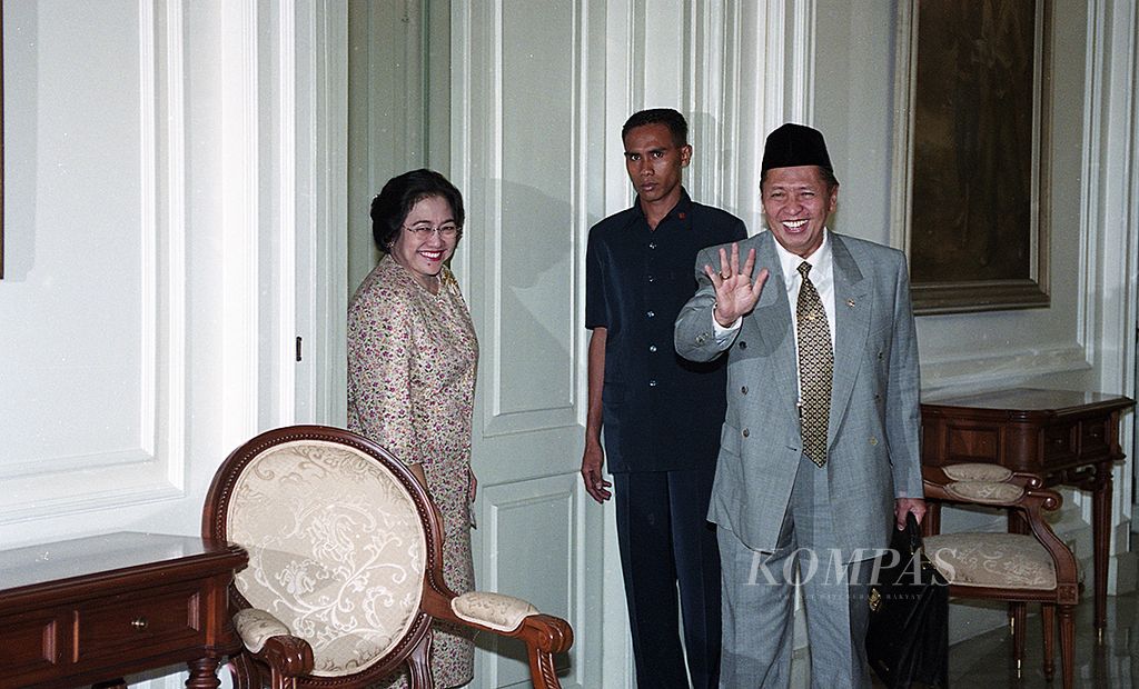 Wakil Presiden Hamzah Haz bertemu Presiden Megawati Soekarnoputri di Istana Merdeka Selatan, selama lebih dari satu jam, Senin, 30 Juli 2001, membahas penyusunan kabinet.