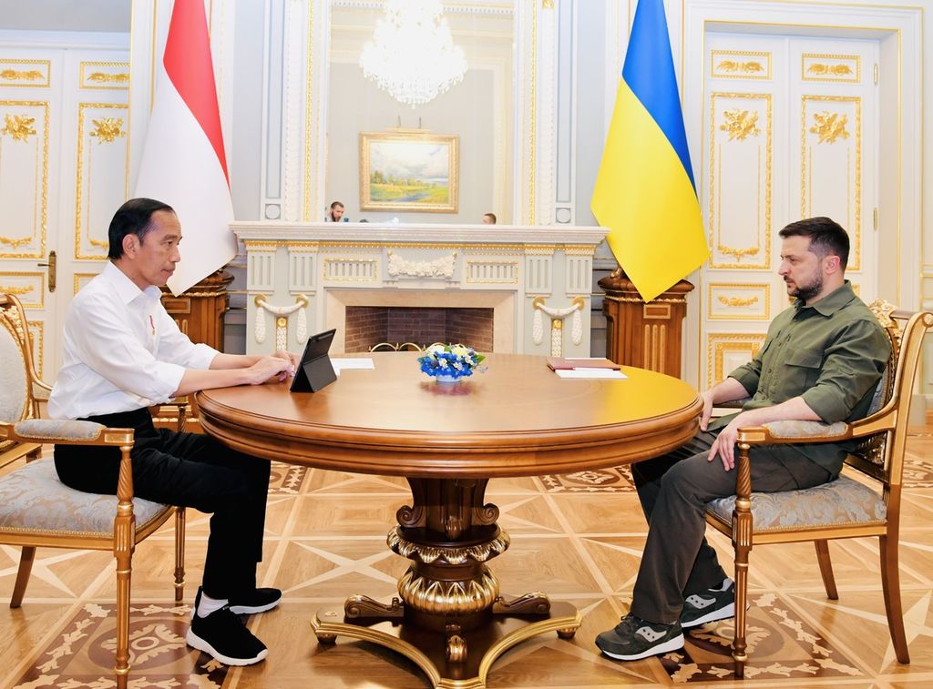 Pertemuan antara Presiden Jokowi dan Presiden Ukraina Volodymyr Zelenskyy, di Istana Maryinsky, Kyiv, Ukraina, 29 Juni 2022. 
